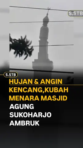 Beginilah detik-detik kubah Masjid Agung Sukoharjo jatuh ke tanah. Kejadian ini merupakan dampak dari angin kencang yang melanda Kabupaten Sukoharjo pada Kamis sore, 2 Oktober 2025. Sc: infocegatansukoharjo #f 