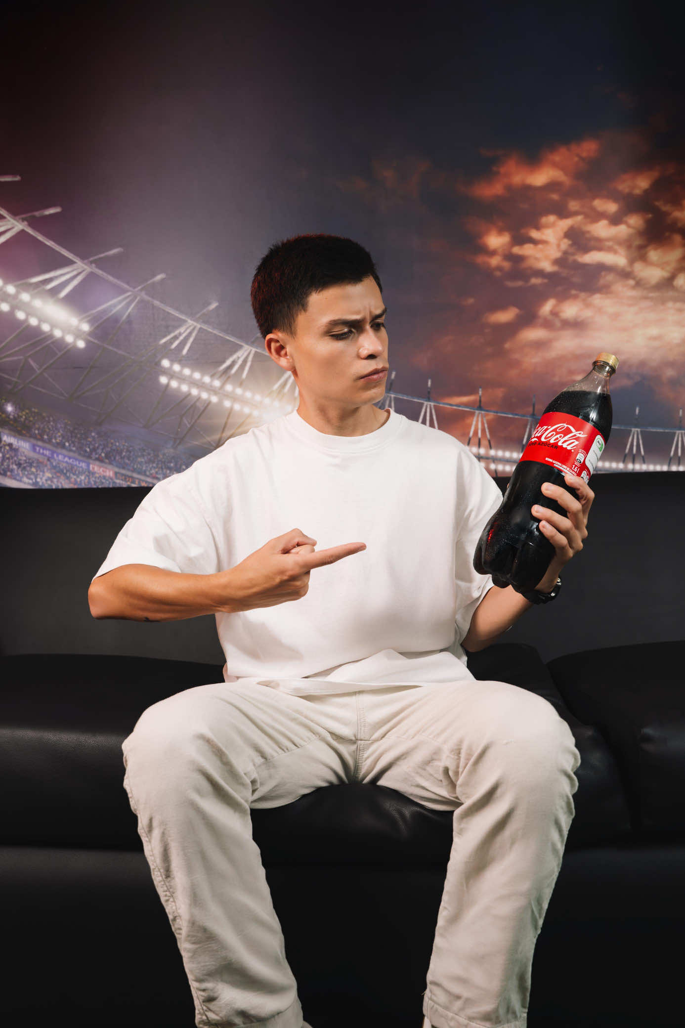 3 participaciones en la Copa Mundial de la FIFA™️ que nos hicieron vibrar  3 goles que nos hicieron llorar de emoción 😭 3 leyendas que marcaron nuestros corazones... Y ahora, para hacer TU propia historia, solo necesitas 3 cosas: 🥤 Tapa dorada de tu Coca-Cola (es importante que la guardes) 📱 Escanear el QR de la botella 💬 Registrar el código vía WhatsApp ¡La regla de 3 de Coca-Cola te lleva a La Copa Mundial de la FIFA 26™️! #CocaCola #Publicidad Aplican términos y condiciones https://www.coca-cola.com/ec/es/offerings/coca-cola-2026 