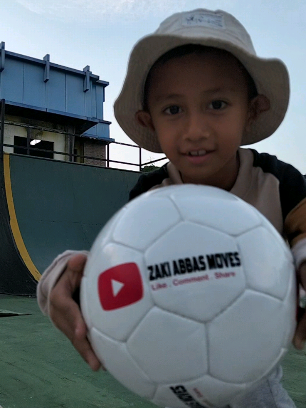 keseruan zaki belajar dan bermain dgn bola ada di YouTube channel Zaki ya teman2🫶 #freestylefootball #streetsoccer #allahummabarik #fyp #fatherson 