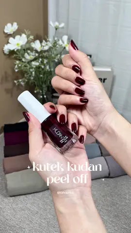 nggak gampang kelopek tapi di kelopeknya gampang🥰 btw aku pake 2 layer🫰🏻 #kutekkudan #peeloffnails #kudan #viraltiktok #kutekhalal 