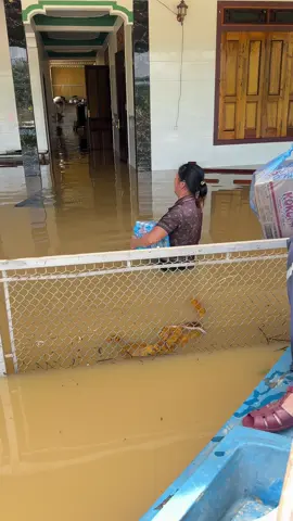 Thương hơn chữ thương.   #nhatkithiennguyen #lũlutmientrung #bãobualoi 