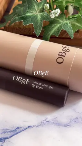 ・ 韓国のメンズコスメブランド「OBgE(オブジェ)」の おすすめアイテムをご紹介🪄︎︎◝✩ ‌‌ ‌ - - - - - - - - - - - - - - - - - - - - - - - - - - ■ナチュラルカバーローション SPF50+/PA++++ スキンケアも日焼け止めもカバーも これ1本で叶えるオールインワンカバーローション 伸びの良いなめらかな乳白色のローションの中に ホワイト、レッド、イエロー、ブラックの 4つのカプセルが配合されていて 肌に馴染ませると乳白色から ナチュラルなベージュカラーに変化していきます✨️ 私の肌トーンではやや暗めの発色に感じましたが 元々はメンズコスメとしてのアイテムなので 男性の方にはピッタリだと思います☺️ つけ心地はしっとりとしていて乾燥を感じづらいし まるでスキンケアのように軽やかなのに SPF50+/PA++++で紫外線対策も バッチリなところも魅力的🫶 これさえ塗っておけばちょっとした外出も平気だし ナチュラルな仕上がりなのに 肌悩みはしっかりとカバーしてくれるので さり気なく美肌に魅せたい男性は必見ですよ👀‎🤍 (もちろん女性も🙆‍♀️) ■ムードチェンジリップバーム Natural Red 血色と保湿を1本で叶える デュアルコアリップバーム💄 ブルーカラーとレッドが対照的で 見た目は色鮮やかなリップバームですが 透け感たっぷりのシアーな発色で 自然な血色感のある唇に仕上がります💋 人工的な物ではなく 自然由来のワックス成分を配合しているので 嫌なベタつき感は無くしっとりと潤うし 乾燥した唇にうるおいの保湿膜を形成してくれるから これから乾燥が気になる秋冬にも 重宝すること間違いなし✨️ 今回ご紹介させて頂いたナチュラルレッドは 肌トーン問わずに使える万能レッドなので 色選びに迷った時にもおすすめです❤️ OBgEの商品はAmazonやQoo10でも購入可能なので 気になる方は是非チェックしてみて下さいね🙌 #PR #OBgE #オブジェ #下地 #ナチュラルカバーローション    