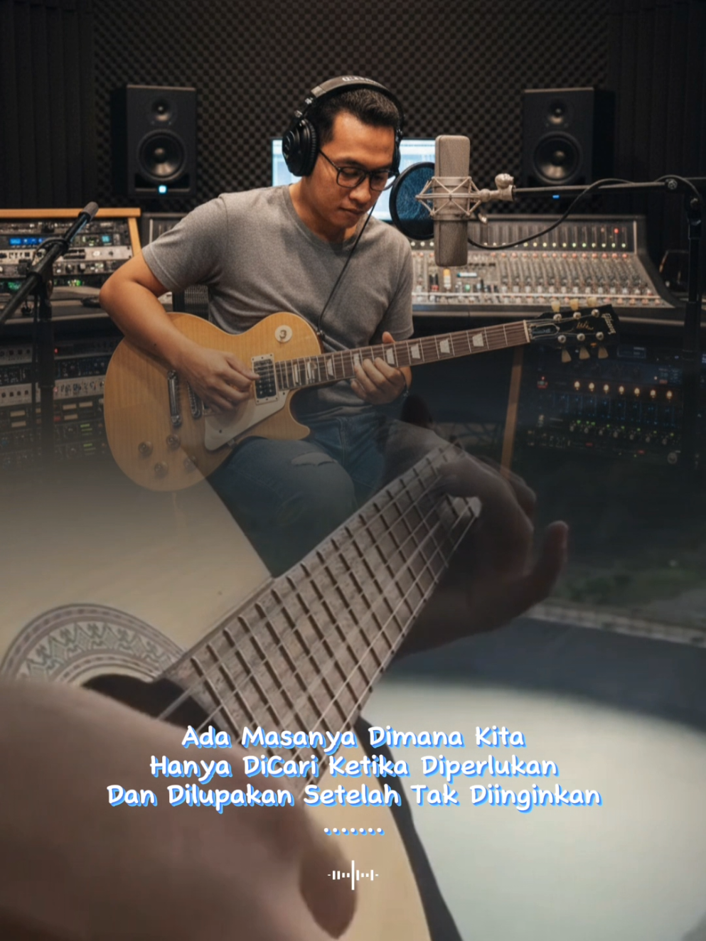 TUTORIAL MEMBUAT POTO DIDALAM STUDIO MUSIK, 1 : masuk ke google chrome  2 : search google Gemini AI 3: masukan photo orang yang akan di edit Lalu tulis teks/ prompt dibawah ini ⬇️ Terimakasih semoga bermanfaat, selamat mencoba Edit foto pria ini. Dengan tidak merubah wajah. Ia sedang bermain gitar listrik di dalam studio rekaman profesional. Ia duduk di kursi studio dengan posisi fokus sambil memetik gitar berwarna cokelat kayu natural (Les Paul style) yang menempel di pangkuannya. Pria ini mengenakan kaos hitam bergambar band Aerosmith, celana jeans abu-abu dengan sedikit sobekan di bagian lutut, serta headphone besar hitam yang menutupi telinganya. Di depannya terdapat mikrofon kondensor pada stand yang diarahkan langsung ke arahnya, menangkap suara gitar dan vokal. Latar belakang studio dipenuhi dengan panel peredam suara hitam, dua monitor speaker besar, serta berbagai perangkat rekaman seperti mixer audio, equalizer, dan sound processor dengan banyak tombol dan lampu indikator menyala. Suasana studio terasa hangat dan profesional, dengan pencahayaan lembut yang menyorot pada sosok pria dan gitarnya. Kabel-kabel audio tampak rapi di lantai maupun di meja kontrol, menambah kesan realistis dari ruang kerja musik ini. Ekspresi wajah pria terlihat penuh semangat dan menikmati proses bermain musik, menciptakan nuansa kreatif dan inspiratif khas musisi saat rekaman. Rasio 3:4 #CapCut  #fyp  #jangkauanluas  #geminiai  #promptterbaru 