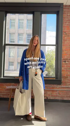 Just another beautiful day in Seattle 🌿 In 2021 when I moved to the Us I couldn’t even think that I’ll have my studio in the heart of the city. Appreciate every minute! 🌿 . . . #painter #painting #art #artist #drawing  