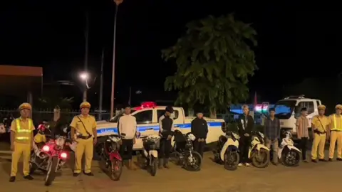 🥵: con đi coi múa lân chú 👮‍♂️: múa lân được ưu tiên không mũ,nẹt pô,đua xe hả😂 #vubachkhoa #khoagiaothong #CSGT 