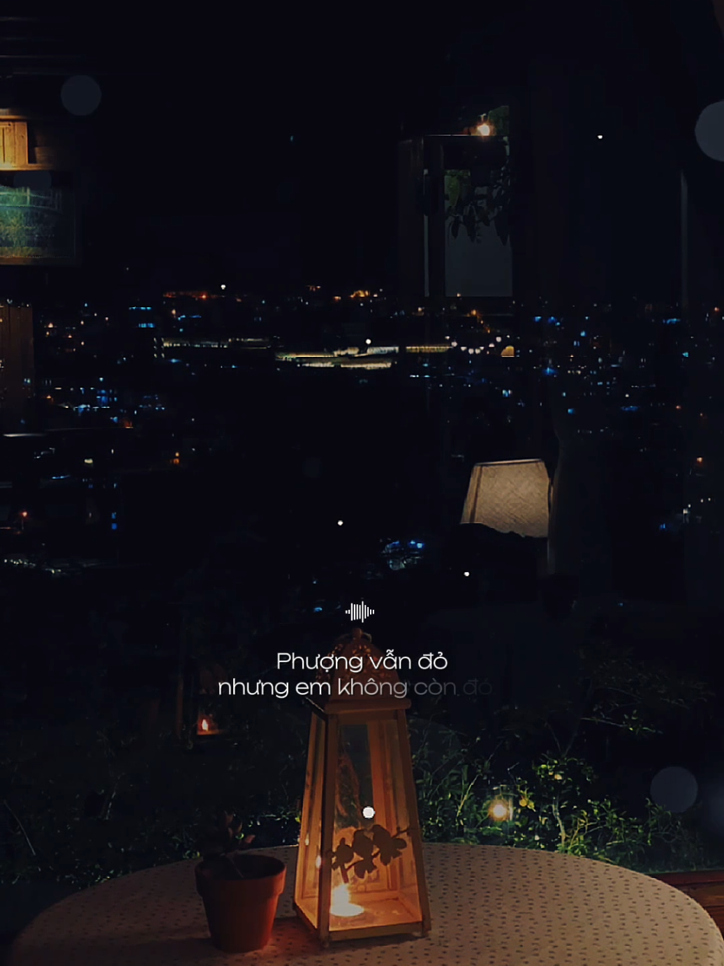 Bây giờ phố vẫn đông nhưng em đã xa... Phượng vẫn đỏ nhưng em không còn đó... #nhatkytinhdau #nhacbuontamtrang #tramcamxuc💔 #maucapcut #phonhac 