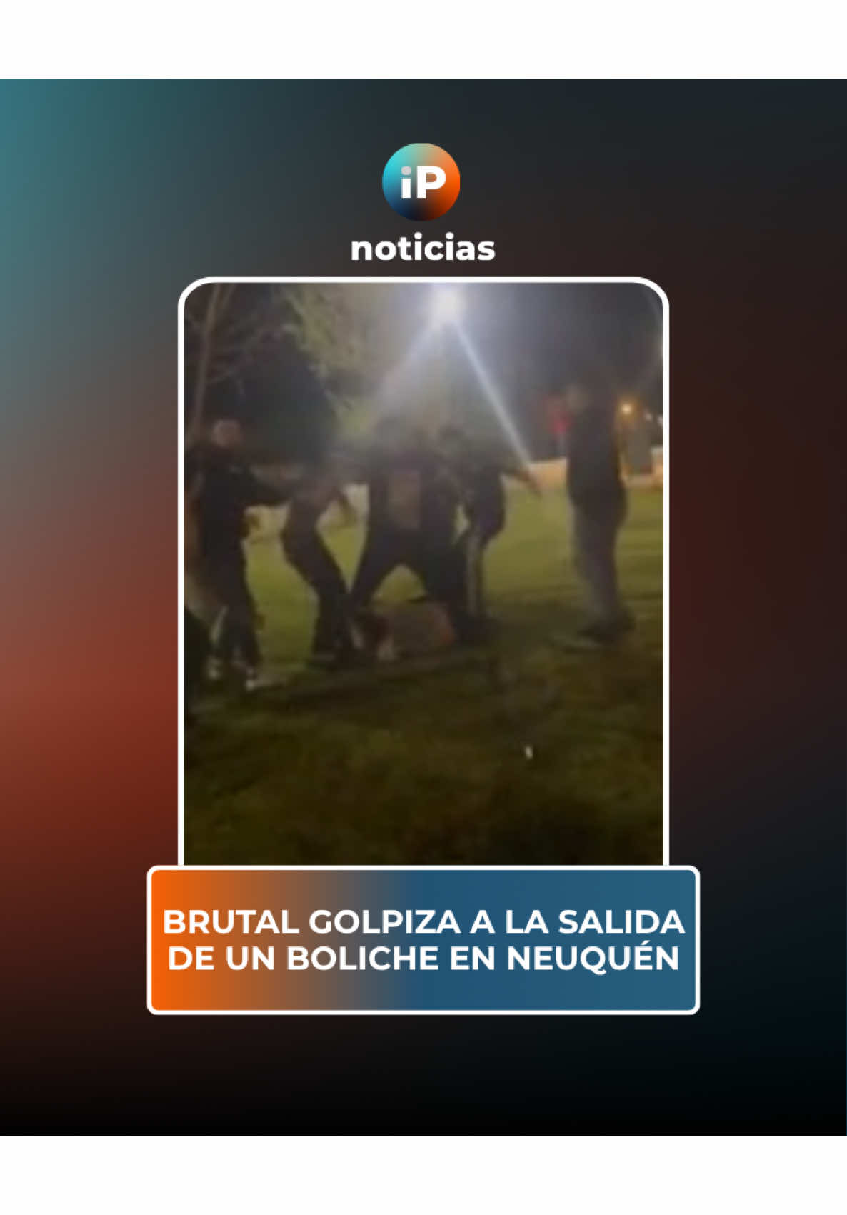 BRUTAL GOLPIZA A LA SALIDA DE UN BOLICHE EN NEUQUÉN Un video que circula en redes sociales, muestra cómo al menos diez jóvenes golpearon y patearon salvajemente a otro chico que estaba en el piso, a la salida de un boliche en Rincón de los Sauces. Automovilistas y testigos presenciaron la escena, pero nadie intervino para frenar la violencia. El episodio ocurrió en la madrugada del domingo y no fue denunciado, por lo que la Policía no inició una investigación formal. El comisario de la localidad admitió su sorpresa ante la falta de registros, mientras se intenta determinar qué originó la feroz agresión. #Viral #fyp #argentina #pelea #boliche 