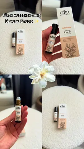 Anstatt für teure Augenbehandlungen zu zahlen, rolle ich einfach diesen kühlenden Augen-Roller. Mit Hyaluron & Bio-Sanddornöl spendet er Feuchtigkeit, glättet und lässt müde Augen sofort frischer wirken.🥰 • • • #eye #beauty #skin #skincare #glow 