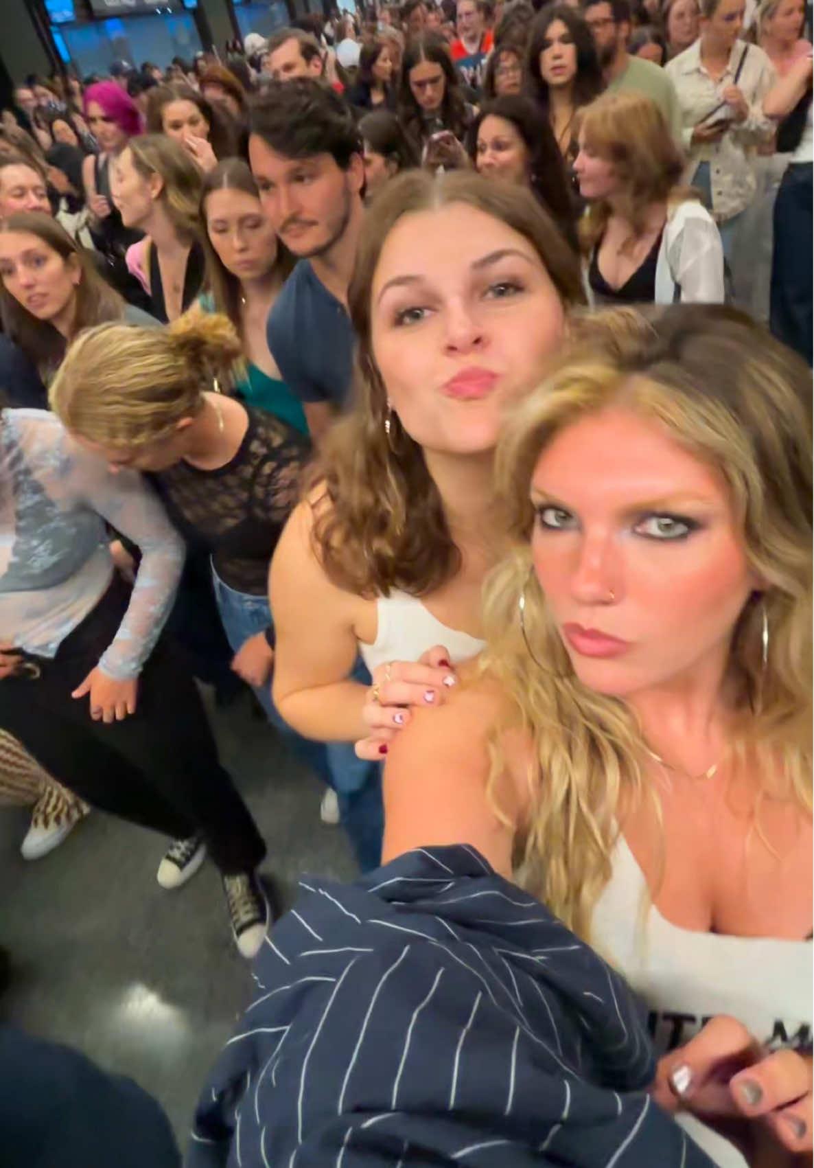 RENEE IN THE DIMLLL  🍯🚲💻🥪🎨💄🥂🪩👸🏼👩‍❤️‍💋‍👩⭐️ #diml #dayinmylife #wlw #reneerapp #nyc 