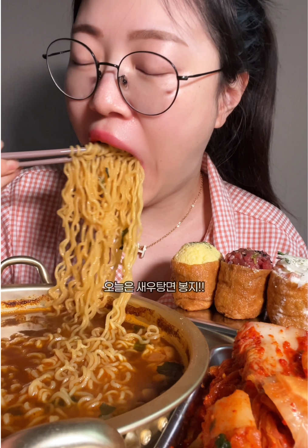 새우탕면 유뷰초밥 수난시대  난 열라면이나 신라면 먹을래~~ . . #새우탕면 #라면 #김치 #kimchi #먹방 