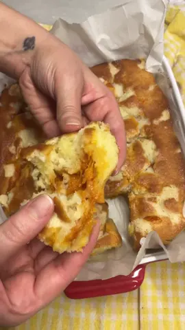 🍰Zürafa Kek #reklamdeğildir 3 yumurta 1 su bardağı dolusu şeker 1 su bardağı süt yarım su bardağı sıvı yağ 2 su bardağı un 1 paket vanilin 1 paket kabartma tozu Yarım kilo kayısı (kaynatılmış ve eğer tatlı kayısı değilse 3 yemek kaşığı şeker ilave edilmiş) üst katman; 2 yemek kaşığı tereyağı 2 yemek kaşığı şeker 2 yemek kaşığı un 180 derece önceden ısıtılmış fırın kontrollü 35-40 dk isterseniz meyve karışımına ceviz,fındık ekleyebilirsiniz. 🍰 Giraffe Cake Recipe Ingredients For the cake: 3 eggs 1 cup granulated sugar 1 cup milk ½ cup vegetable oil 2 cups flour 1 packet vanilla (or 1 tsp vanilla extract) 1 packet baking powder (about 10–12g) 500g apricots (boiled; if not sweet, add 3 tablespoons of sugar while boiling) For the topping (crumble layer): 2 tablespoons butter 2 tablespoons sugar 2 tablespoons flour Optional additions: Chopped walnuts or hazelnuts (can be added to the fruit mixture) 🍰 Giraffe Cake Recipe Ingredients For the cake: 3 eggs 1 cup granulated sugar 1 cup milk ½ cup vegetable oil 2 cups flour 1 packet vanilla (or 1 tsp vanilla extract) 1 packet baking powder (about 10–12g) 500g apricots (boiled; if not sweet, add 3 tablespoons of sugar while boiling) For the topping (crumble layer): 2 tablespoons butter 2 tablespoons sugar 2 tablespoons flour Optional additions: Chopped walnuts or hazelnuts (can be added to the fruit mixture) #foryour #fypシ゚ #foryoupage❤️❤️ #keşfet #keşfetteyizzz   #viraltiktok #trendingtiktok #pratiktarifler #yemek #tatlı #cookingtok #baketok #FoodTok #Foodie #homemade   #sweetrecipe #cakereels #quickrecipes