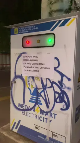 berteman dan tertawalah dengan siapapun, namun jangan percaya kepada siapapun.