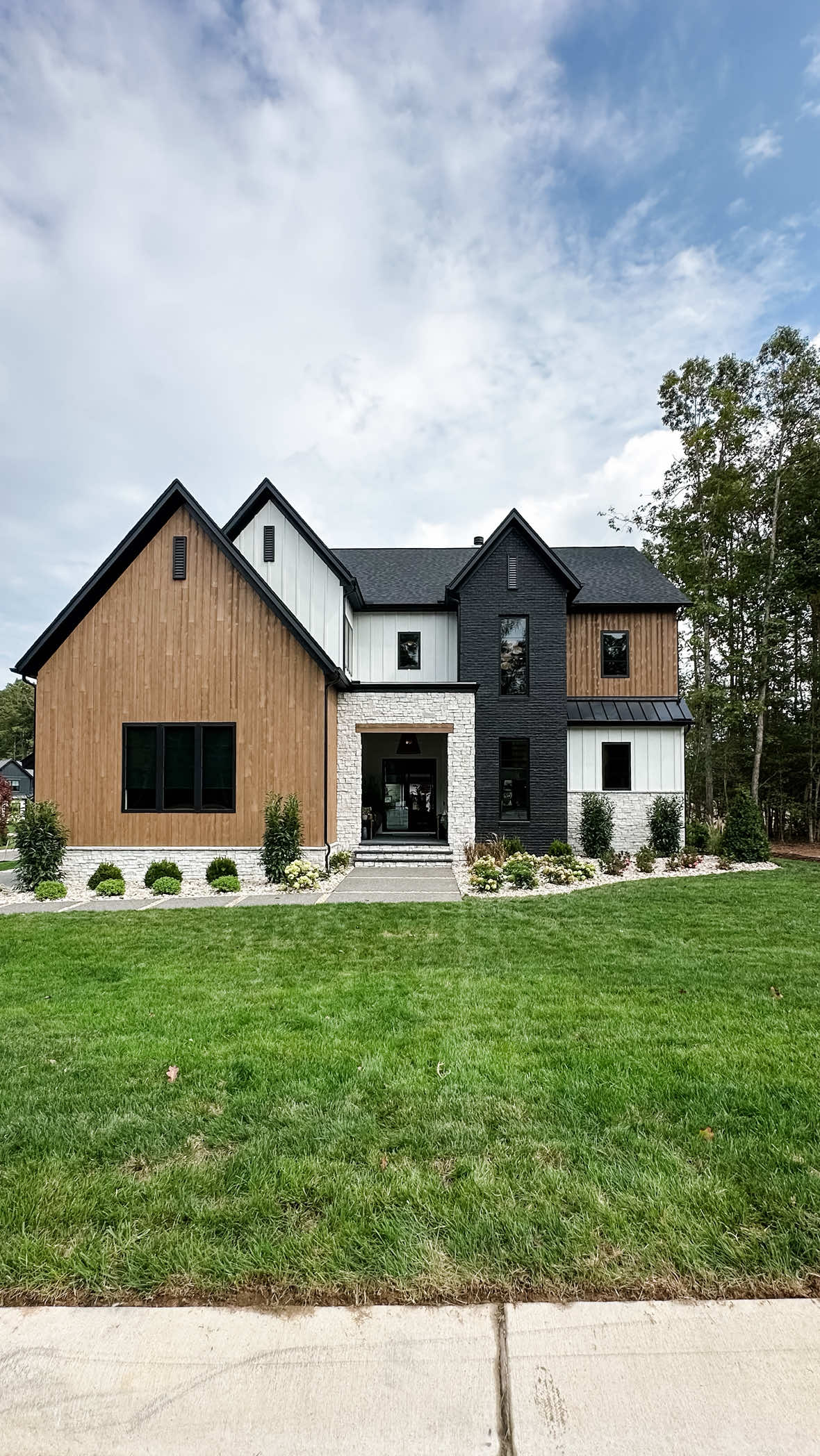 Let’s go inside this recently completed build ✨ What detail caught your eye? Build @LeGault Homes @legault_interiors  Location Moseley, Virginia Richmond Homearama at Summer Lake in Moseley, Virginia. Tour 8 designer show homes Sept 27-Oct 19, open Thurs-Sun. #paradeofhomes #hometour #legaulthomes #houseenvy #lindydenny 