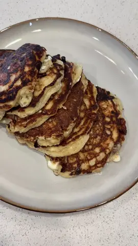 Para los panquecas: 1 banana machacada  ½ taza de cottage cheese  2 huevos grandes ½ taza de harina de avena  ½ cucharadita de polvo para hornear 