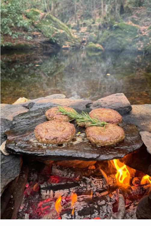 Grilled beef hamburger on hot rocks in nature 🥩🪵🔥💦🌲 #cookingasmr #leon #outdoorcooking #beef #hamburger 