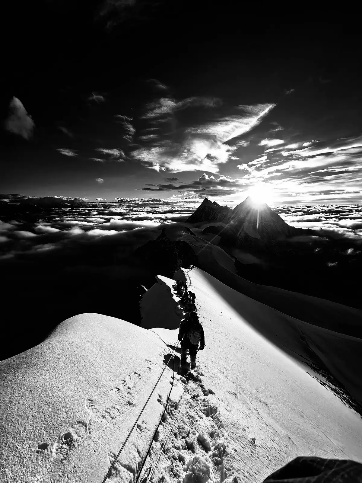 生活并不总是一帆风顺，但正是那些困难让我们成长，学会珍惜简单的快乐，并在每一个微小的瞬间里找到幸福。