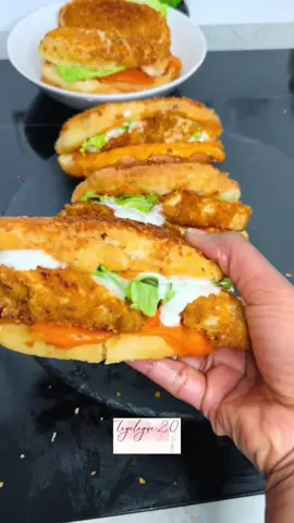 #cuisinesenegalaise🇸🇳🇸🇳 #tiktoksenegal🇸🇳 #tiktoksenegal🇸🇳 #cuisine #pain  Une idée de pain sandwich incroyable à la poêle facile  Ingrédients  500g de farine  250 ml de lait tiède  30 g de beurre fondu Un œuf  7g de levure boulangère  Laissez reposer pendant une heure puis former des boules étaler et fermer les deux côtés sans appuyer, puis badigeonner de lait palais, une côté laisser reposer 30 minutes, puis frire à l’huile 