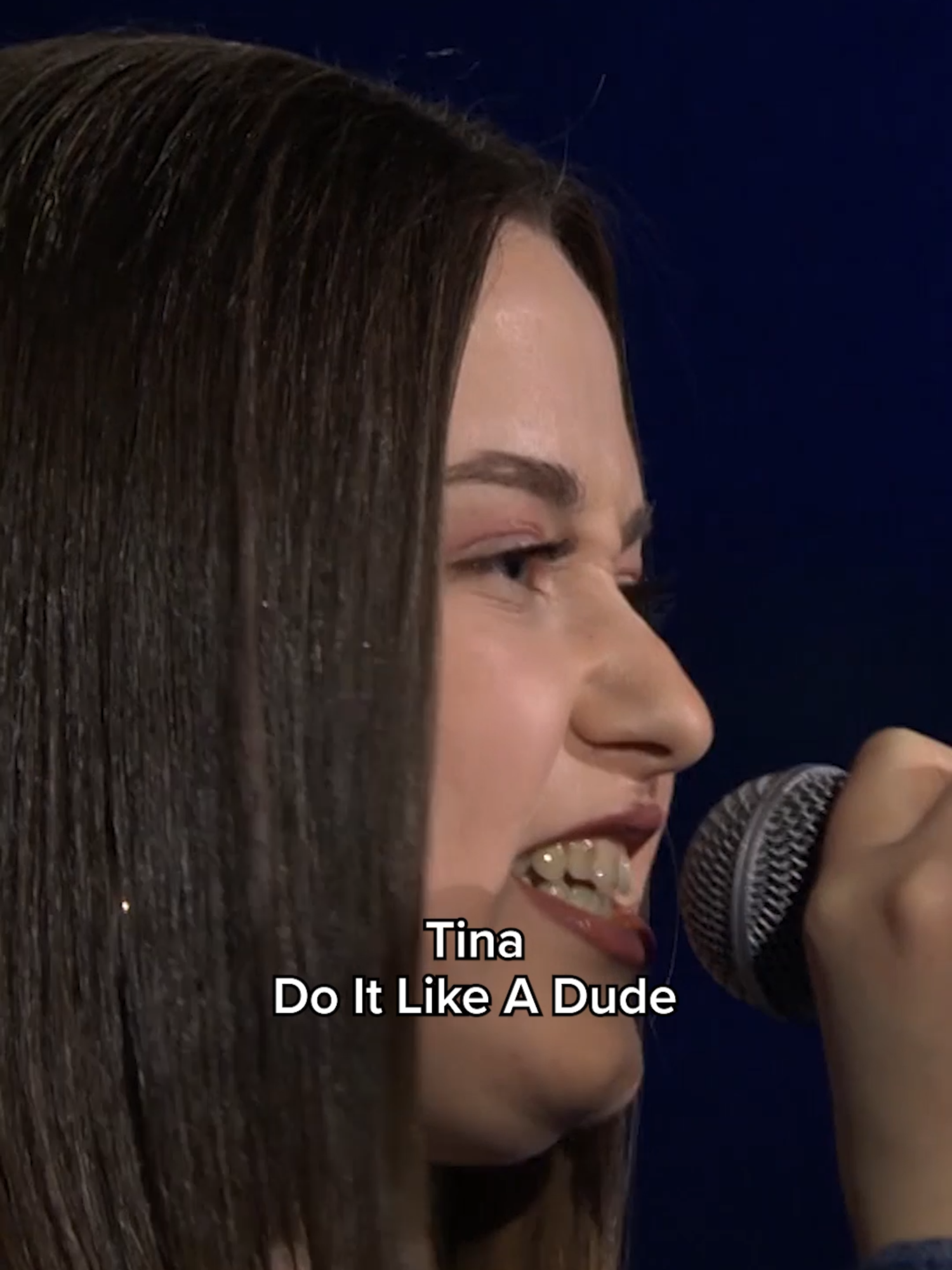 Tina betritt selbstbewusst die Bühne und performt 
