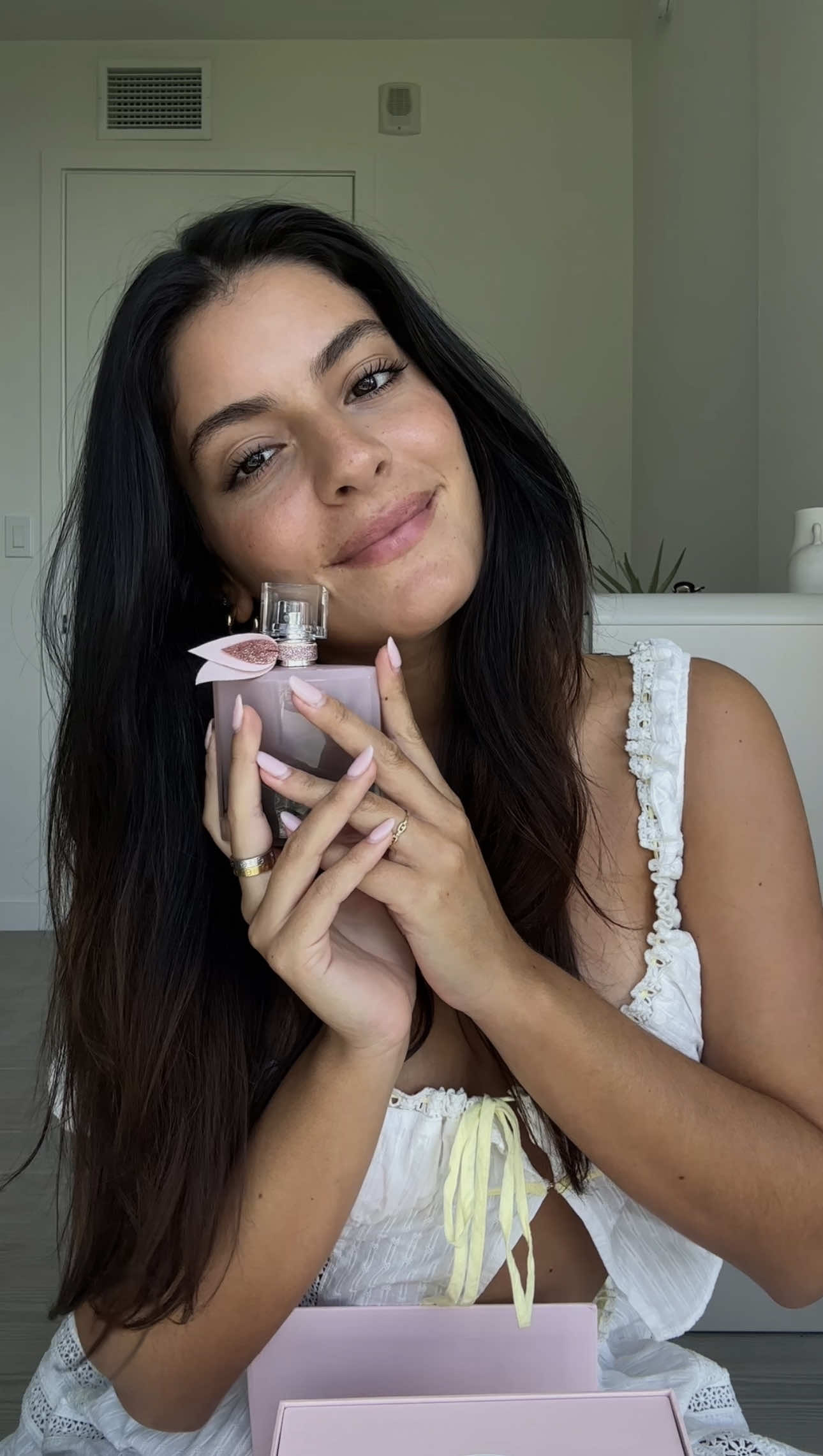 she’s soft. she’s sweet. she’s feminine. she’s angelic🪽@Lancôme #LancomeFragrance #GiftedbyLancome #lavieestbellelancome 