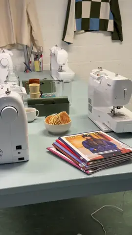 De naailessen voorbereiden is altijd zo’n fijn meditatief moment. Zo excited altijd wat er in de lessen voorbij komt! 🧵✂️ #naailessen #lerennaaien #slowfashion #zelfmaken #naaiplezier