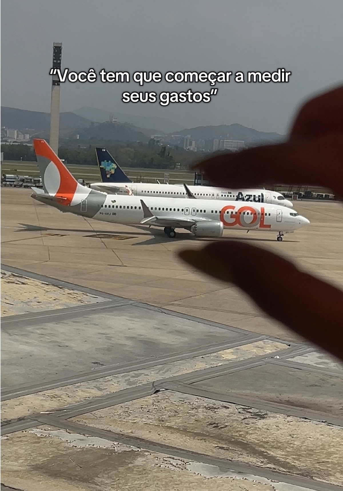 Alguém me empresta uma fita métrica aí 😂  #viagem #aviao #trip #viajar 