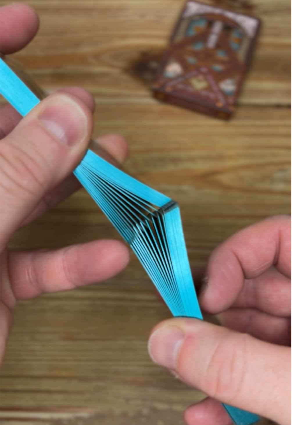 Les cartes craquent ! #pourtoi #playingcards #cards #playingcards #cardtricks 