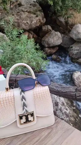 تسكن الروح 💜🌿في فراغات لا تعبؤها الكلمات ولا تُملأ بالمال أو الزينة. تبقى تلك الأماكن المظلمة في أعماقنا تبحث عن صدق لا يشوّهه التظاهر، عن لحظات تحمل في طياتها معنى أعمق من كل الضجيج. قد تكون الأشياء الصغيرة أكثر تأثيرًا من تلك التي نراها كبيرة، فما يعجز الآخرون عن رؤيته هو ما يشبع أرواحنا الحقيقية.