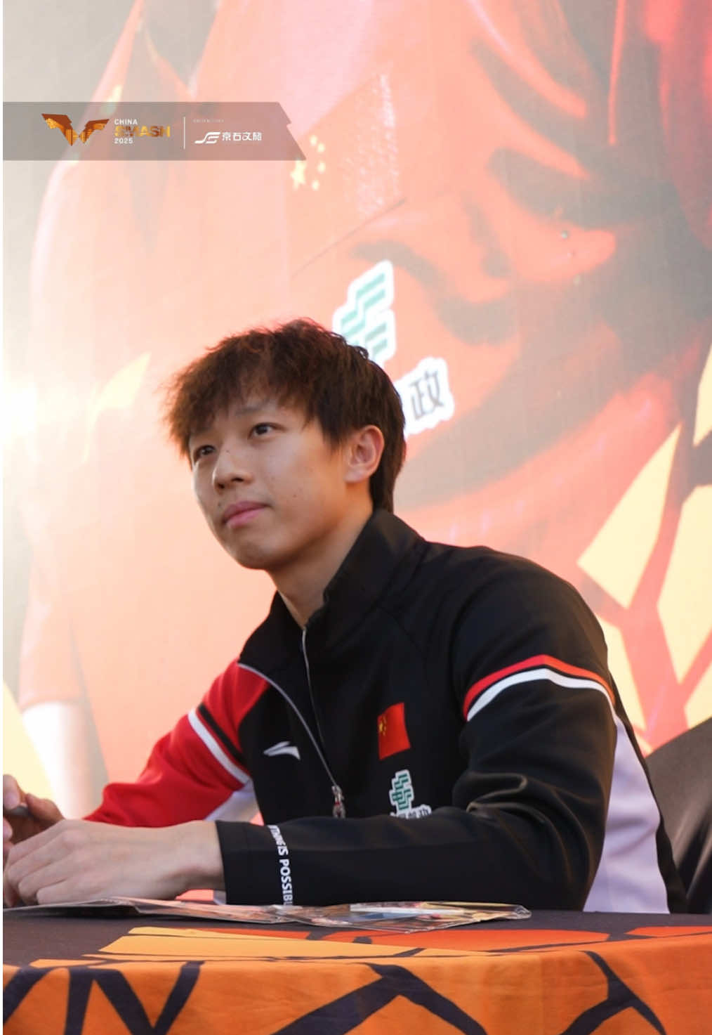 Until next time 👋  Lin Gaoyuan shares the love with his fans at today’s autograph session! 🥰✍️ #ChinaSmash #TableTennis