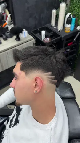 E mai bine așa? @Train3r Ianiz  #beforeandafter #haircut #frizerieiasi #skinfade #burstfade 