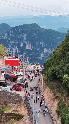 Let's take a look at the pressure that the world's tallest bridge, the Huajiang Gorge Bridge....