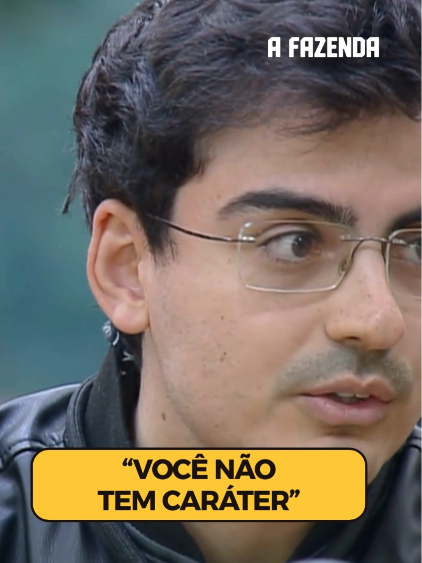 Falou na cara! 🗣️ Depois de chamar Dudu de inútil e frouxo, Shia disparou que o peão “não tem caráter”, e por isso não gosta dele. O que acharam da discussão? 🤔  Acesse RecordPlus.com para assistir à transmissão 24 horas de #AFazenda com seis sinais exclusivos 🔥