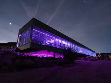 This amazing home is called the ”Invisible House” and it can be found in California! 🤩 The walls are made completely out of a one way mirror! 🤯 Would you want to live there? 🤔 #realestate #luxury #dreamhome #california #viral 