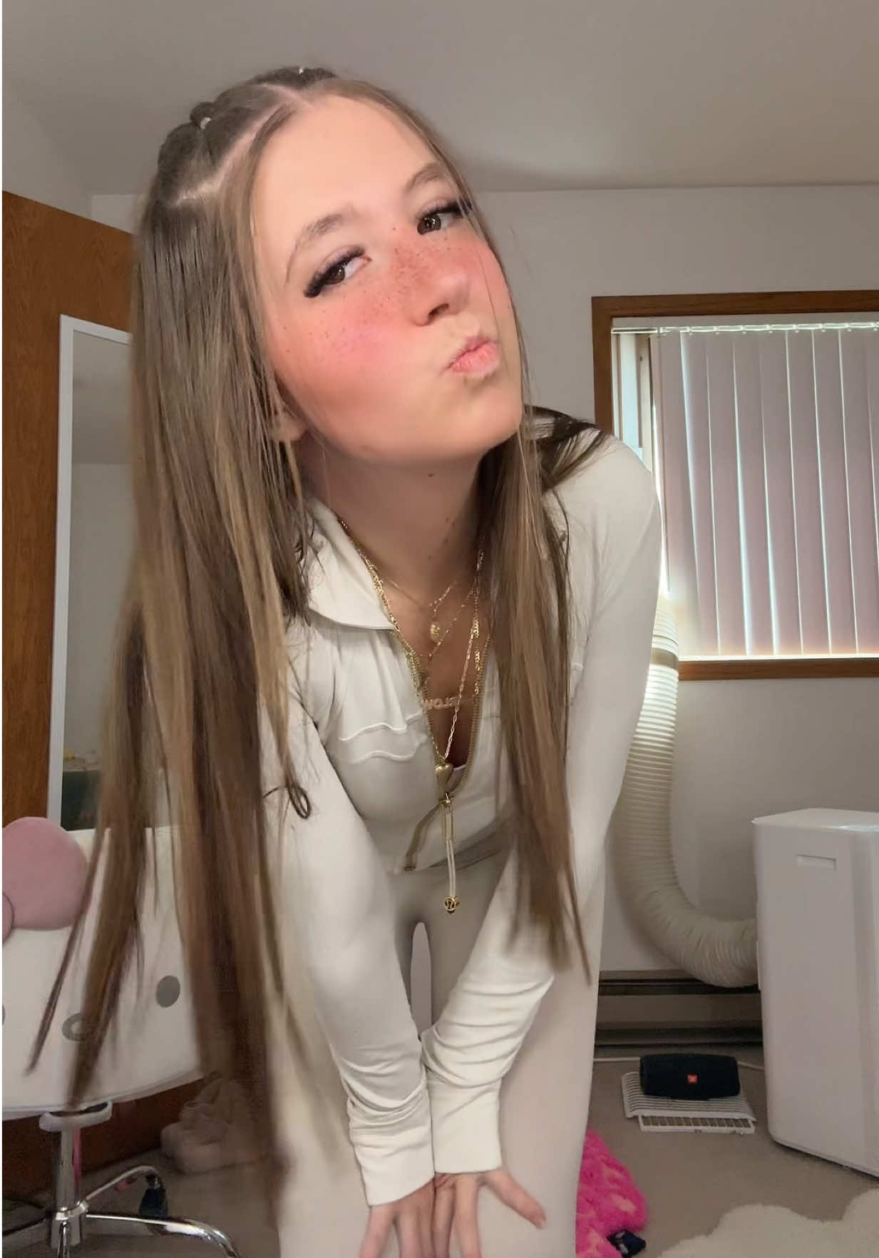 girl look @ that body 👀  —- #teamwork #dlaciebie #baddie #polishgirl #college  bop bophouse skate hoco homecoming NFL football university