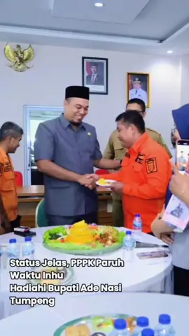 Status Jelas, PPPK Paruh Waktu Inhu Hadiahi Bupati Ade Nasi Tumpeng INHU-Rasa syukur atas kejelasan status sebagai tenaga PPPK Paruh Waktu, Aliansi Honorer Indragiri Hulu datang menemui Bupati Ade Agus Hartanto, Selasa (30/9/2025) siang.  Bertempat di ruang Narasinga, lantai 2, Ade menerima kedatangan perwakilan dari tenaga guru, kesehatan dan teknis dari Aliansi Honorer.  