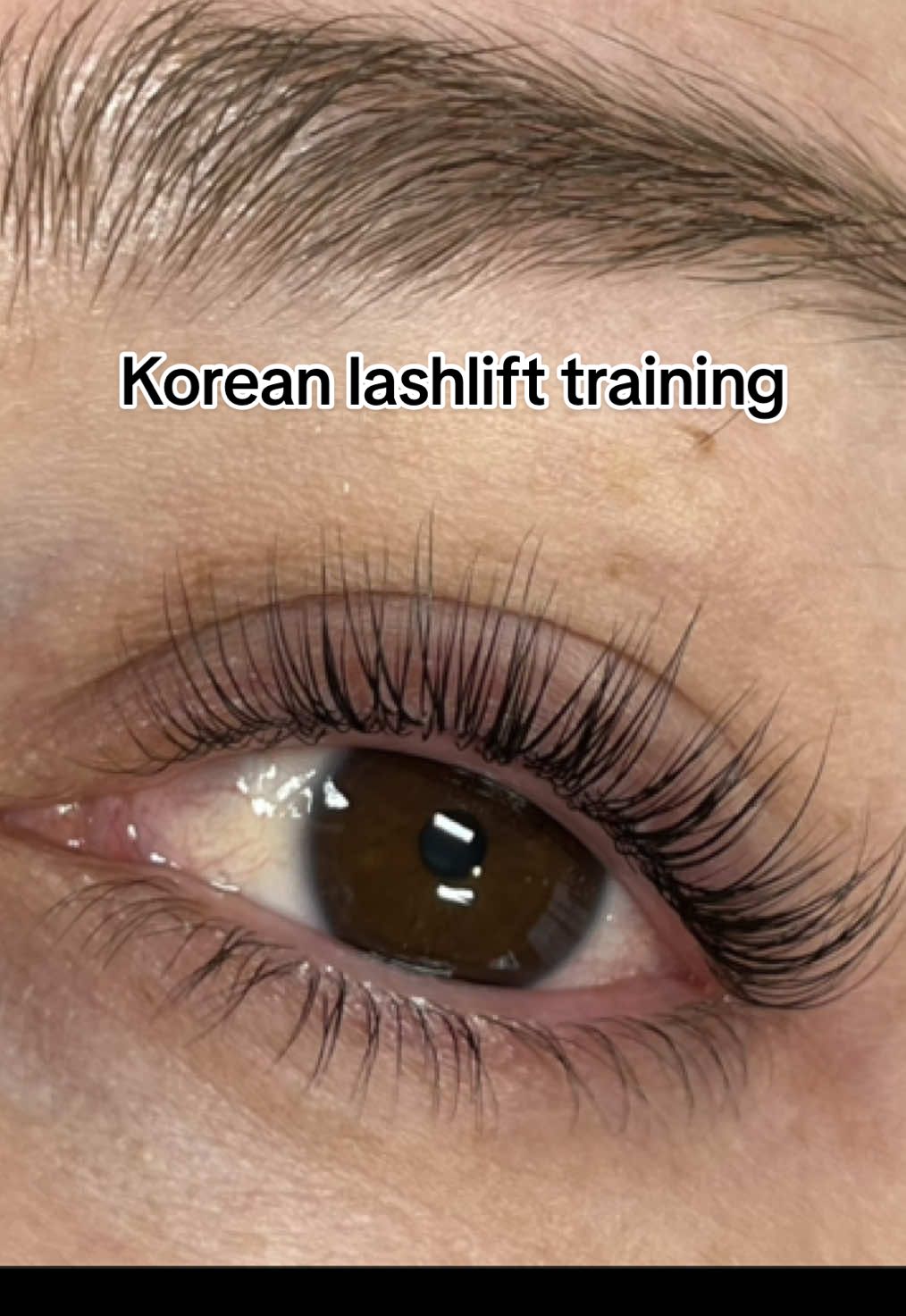 ✨ NIEUW: Korean Lashlift Training ✨ Iedereen heeft het erover… en ja, de Korean Lashlift geeft écht intensere krullen en een resultaat dat langer blijft dan een traditionele lashlift! 👀💫 Maar… alleen wanneer je de juiste techniek en producten gebruikt. En dat is precies wat jij gaat leren in mijn 1-daagse training! 💡 Wat je mag verwachten: 	•	Kleine groepjes (max. 4 studenten) → persoonlijke begeleiding 🙌 	•	Alle tips & tricks om ALTIJD een perfect resultaat te behalen ✨ 	•	Uitleg over shields, inwerktijden en technieken (ook glueless!) 	•	Een certificaat om jouw kennis te bekronen 🎓 🎁 Je krijgt er bovendien een starterskit t.w.v. €180 bij met o.a.: ✔ Lash shampoo ✔ Flat Shield ✔ Step 1 & 2 ✔ Poeder ✔ Shields ✔ Lash Botox ✔ Microbrushes & wimperborsteltjes ✔️ Brush ✔ Gluebalm  ✔️ Lashlift tool 💸 Prijs: €495 excl. BTW 👉 En enkel tijdens het Weekend van de Klant op 3,4,5/10 nu met 10% korting! 🥂✨ Betaal dus maar €445 excl. BTW  📩 Plaatsen zijn beperkt (max. 4 studenten), dus wees er snel bij en claim jouw plek! #koreanlashlift #koreanlashlifttraining #training #beauty #lashlift 