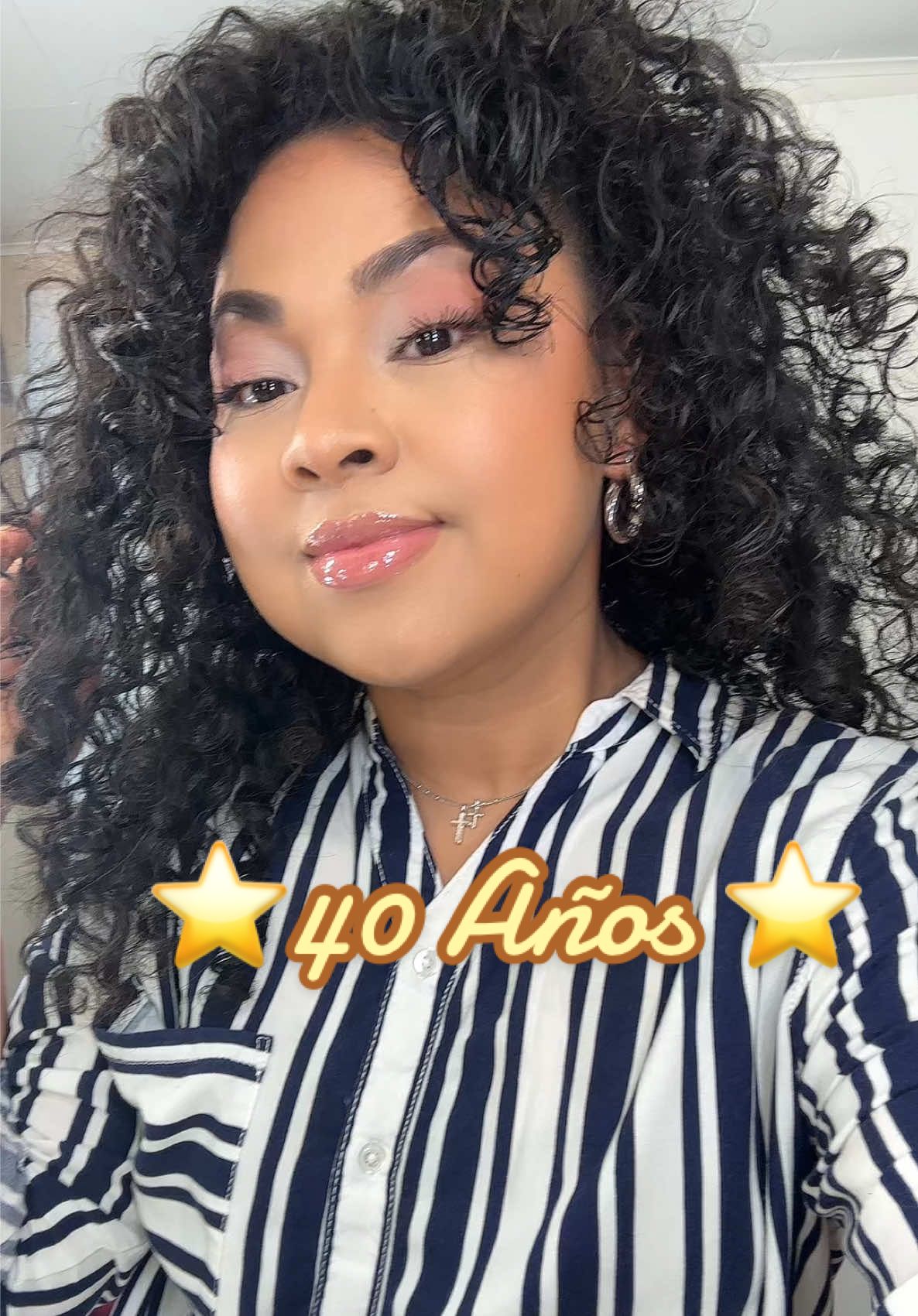 40 años Gracias a Dios 🎉 estoy tan feliz de que me da la vida y pido a Él me dé más Sabiduría en esta nueva etapa de mi vida!!  Gracias a Dios por mi Familia y mi Hogar!  Saludos y bendiciones!  -😱Y que no les de pena decir la edad! Dios te la da, avergüénzate te lo malo que haces!! 🙂‍↔️ #creatorsearchinsights #bday #bendiciones #Dios #happy 