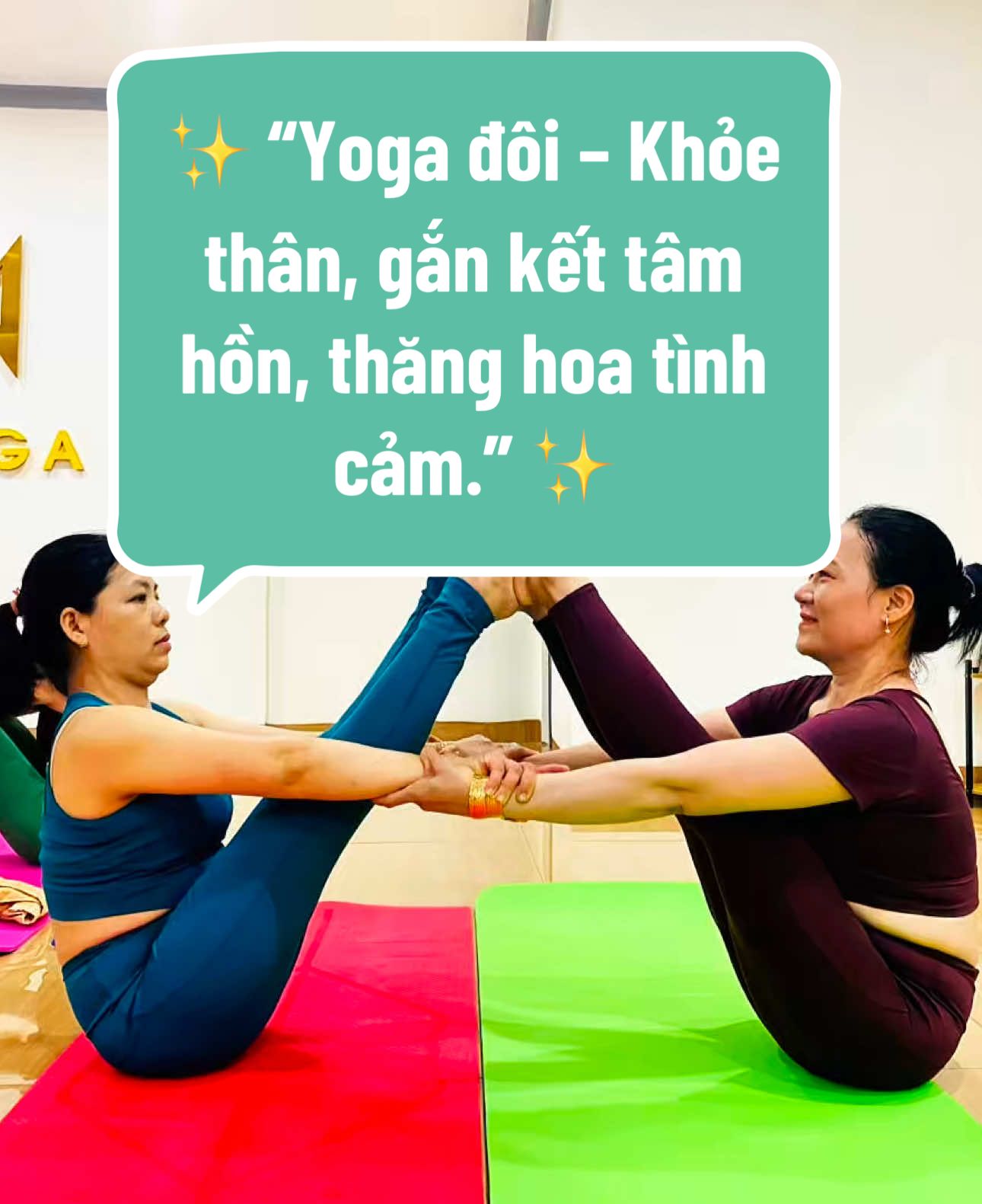 Tập yoga đôi (partner yoga) mang lại nhiều lợi ích không chỉ cho sức khỏe thể chất mà còn cho tinh thần và mối quan hệ. Dưới đây là một số điểm nổi bật: 🌿 Lợi ích về thể chất 	•	Tăng cường sự linh hoạt & thăng bằng: Có sự hỗ trợ từ bạn tập giúp bạn kéo giãn sâu hơn, giữ tư thế ổn định hơn. 	•	Tăng sức mạnh cơ bắp: Nhiều động tác cần nâng đỡ hoặc giữ nhau, nhờ vậy rèn luyện sức mạnh tay, chân và core tốt hơn. 	•	Cải thiện hơi thở & tuần hoàn: Kết hợp nhịp thở đồng bộ giúp thư giãn sâu, tăng cường oxy cho cơ thể. 	•	Massage tự nhiên: Một số tư thế tạo áp lực nhẹ như xoa bóp, hỗ trợ giảm đau mỏi cơ. 🌸 Lợi ích về tinh thần 	•	Giảm căng thẳng: Tập cùng nhau tạo cảm giác thoải mái, thư giãn, giải tỏa áp lực sau ngày dài. 	•	Tăng sự kết nối: Yêu cầu sự tin tưởng và phối hợp nhịp nhàng, từ đó gắn kết tình bạn, tình yêu hoặc mối quan hệ gia đình. 	•	Nuôi dưỡng sự hiện diện: Khi tập cùng, bạn phải lắng nghe cơ thể của nhau, từ đó rèn luyện sự tập trung và chánh niệm. 🤝 Lợi ích về mối quan hệ 	•	Xây dựng sự tin tưởng & giao tiếp: Mỗi động tác cần trao đổi, nhờ vậy tăng khả năng lắng nghe và đồng cảm. 	•	Tạo niềm vui & năng lượng tích cực: Nhiều tư thế đôi mang tính vui nhộn, giúp giải tỏa sự căng cứng trong mối quan hệ. 	•	Cùng nhau phát triển: Đây là cách để hai người cùng hướng tới lối sống lành mạnh và chia sẻ hành trình tập luyện. 👉 Tóm lại: Yoga đôi vừa giúp khỏe mạnh, vừa giúp kết nối, vừa tạo niềm vui.#comyyogatrilieuvadinhduong #yogatrilieu #dinhduong #yogagiamcan #yogacoban 
