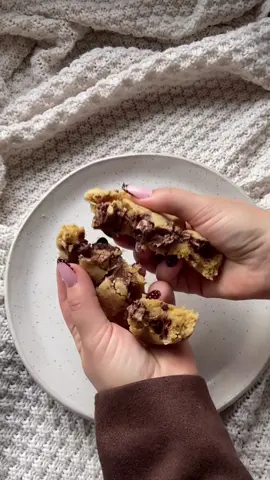 COOKIE POUPETTE 🍪🤤 J’ai vu passer dans les stories de Poupette cette recette qui m’a trop donné envie… et franchement, elle a été validée par toute la famille 👨‍👩‍👧‍👦 C’est vraiment excellent ! Je vous recommande de la tester au plus vite. 👉 Je vous mets la liste des ingrédients juste en dessous : Ingrédients : 	•	240 g de farine 	•	30 g de poudre de noisette 	•	120 g de beurre 	•	50 g de sucre 	•	50 g de vergeoise 	•	1 sachet de levure 	•	1 sachet de sucre vanillé 	•	1 œuf  •  Nutella 	•	1 tablette de chocolat noisette (Côte d’Or – excellente 👌) Recette : 	1.	Mélangez la farine avec la poudre de noisette. 	2.	Ajoutez le beurre et mélangez. 	3.	Incorporez la vergeoise, le sucre, la levure, le sucre vanillé et l’œuf. Mélangez jusqu’à obtenir une pâte homogène qui ne colle plus. 	4.	Ajoutez le chocolat coupé en morceaux. 	5.	Prenez des petits morceaux de pâte, insérez du Nutella au centre puis formez des boules. Déposez-les dans des emporte-pièces. 	6.	Enfournez 13 minutes à 180°C. Et voilà ✨ il ne reste plus qu’à démouler et déguster ! Alors, qui va tester ? 😍 Est-ce que vous aviez déjà repéré cette recette chez Poupette ? Bonne dégustation 🌸  #recette #recettefacile #cookies 