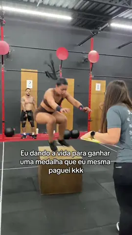 Dando a vida kkk mas dessa vez deu troféu tbm rs  #crossfit #cross #meme #campeonato 