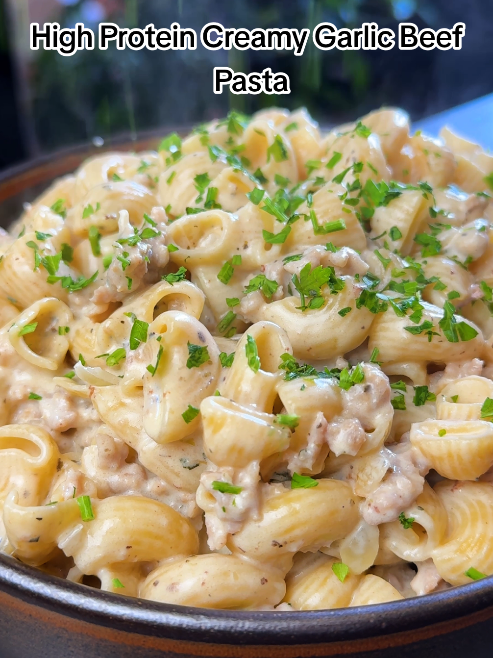 Creamy Garlic Beef Pasta🤤 If you're a garlic and meat lover, this recipe is made for you!😍 High in protein, it's perfect if you're looking to reach your macros while working out a lot and still eating something creamy and delicious 🔥 Ingredients: Protein pasta Ground beef Salt & pepper Onion Garlic Olive oil Fresh parsley  Heavy cream Fat free fair life milk Parmesan cheese  1/3 fat cream cheese Italian seasoning  Calories : 701kcal Protein : 53g Carbs : 60g Fat : 28g The full recipe is in my Healthy & Happy Cookbook, link in bio✨ I hope you love it, James❤️ #pasta #garlic #highprotein #healthy #food 