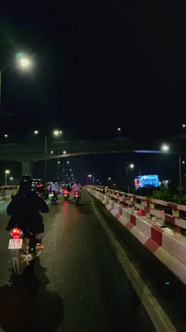 Lạc nơi góc phố, từng là kỉ niệm, nhưng giờ phải quên đi.. #hanoivedem#langthanghanoi 