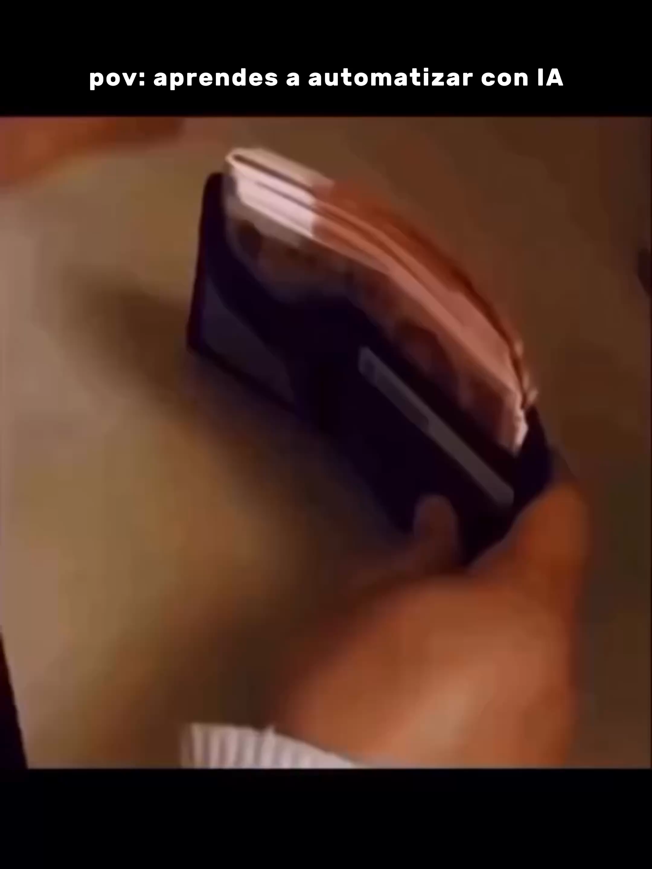 Aquí te explico, sin humo, cómo funciona mi automatización para convertir vídeos largos de YouTube en Shorts listos para publicar. La monté en n8n y está pensada para que trabajes en lote, sin tocar un editor. Ideal si tienes un canal con contenido evergreen y quieres multiplicar alcance en YouTube, Reels y TikTok. Qué hace paso a paso 1) Captura del vídeo: toma la URL o la playlist del canal, descarga el clip y sus metadatos (título, descripción, keywords). 2) Transcripción: genera el texto completo (Whisper/servicio de STT) y limpia muletillas. 3) Detección de momentos “hook”: busca picos de atención (preguntas, cifras, promesas, “cómo”, “por qué”) y propone cortes de 20–45 s. 4) Edición automática a 9:16: recorta, reencuadra (auto face/object tracking cuando aplica) y añade margen de seguridad para que no tape la UI de cada app. 5) Subtítulos + branding: quema subtítulos con resaltados, coloca logo/CTA al final y añade música opcional sin copyright. 6) Variaciones: genera 2–3 versiones por corte (thumb, colores, hook copy) para A/B. 7) Programación: crea título, descripción, hashtags y agenda la publicación en Shorts (y, si quieres, duplica en Reels/TikTok) con cadencia diaria/semanal. 8) Tracking: guarda cada publicación con su URL y métricas iniciales en una hoja/DB para que puedas ver qué ganchos funcionan. Tecnologías usadas (intercambiables) n8n para el orquestado · YouTube Data API · ffmpeg para edición · Whisper/ASR para transcribir · LLM para generar hooks/títulos · Google Drive/Sheets como repositorio y planning. Puedes cambiarlas por las que uses tú (CapCut API, Descript, etc.). Por qué es potente Escala: conviertes 1 vídeo largo en 5–15 Shorts en minutos. Consistencia: publica aunque tú estés ocupado. Aprendizaje: el sistema registra qué hooks rinden mejor y prioriza cortes similares la próxima vez. Notas importantes Está pensada para tus propios vídeos. Si usas material de terceros, respeta licencias y fair use. Costes: hay consumo de API (ASR/LLM) y compute (ffmpeg). Pon límites diarios y reintentos para evitar sorpresas. Errores comunes: rate limits de YouTube, claves mal configuradas y subtítulos sin acentos (solucionado normalizando la transcripción).