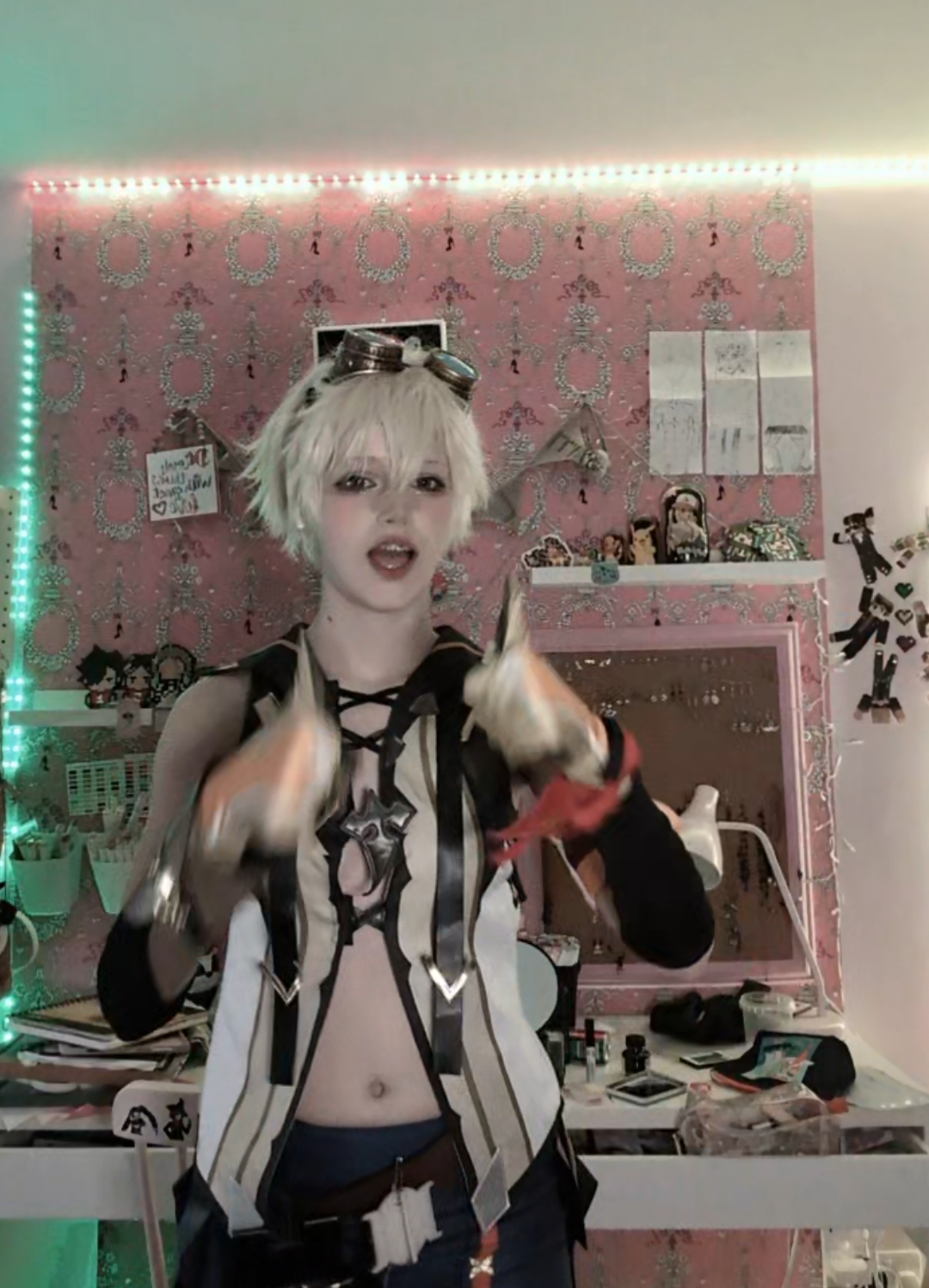I'm so happy with how he turned out hehehe you can't see it well here but it's ok   #cosplay #bennett #bennettcosplay #GenshinImpact #genshinimpactcosplay 