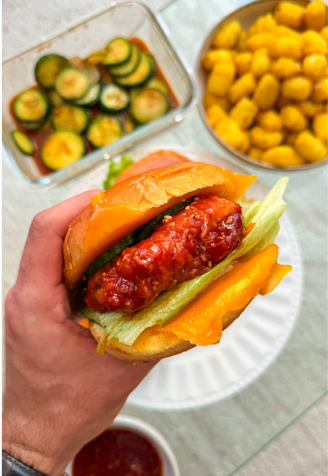 Le meilleur burger que j’ai mangé de ma vie qui combine tout ce que j’aime : la sauce coréenne, le poulet et le tout dans un burger🇰🇷🌶️ Si tu veux la recette des concombres dis moi en commentaires🥒🌶️ Ingrédients ( 4 burgers )  - pains burgers - 2 filet de poulet - Cheddar - Salade - Mayonnaise Panure ✨ - Farine - Lait - Paprika - Sel - Poivre Sauce coréenne🇰🇷  - Beurre - Ketchup - Gochujang - Sauce soja - Vinaigre de riz - Miel - Gingembre ( frais ou en poudre ) - Ail - Graine de sesame Instructions :  1. Commence par faire la panure pour le poulet. Fais une assiette de lait et une de farine. Ajoute les épices dans les deux assiettes puis met ton poulet dans le lait, puis dans la farine, et tu répète l’opération une deuxième fois. 2. Fais cuire tes morceaux de poulet dans l’huile puis prépare la sauce en mélangeant tous les ingrédients ensemble. 3. Trempe tes morceaux de poulet frits dans la sauce et laisse les de côté.  #recette #recipes #recettefacile #burger #poulet 