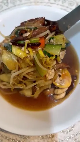 🥢✨Receta asiática funcional que nutre hasta tus articulaciones. Salteado con: 🧄 Ajo 🥕 Zanahoria 🥬 Coliflor 🥒 Calabacín 🍄 Setas 🥚 Huevos  Y un toque de colágeno casero que lo cambia TODO ✔️ Alta en proteína ✔️ Rica en antioxidantes ✔️ Antiinflamatoria ✔️ Apoya tu intestino, piel y articulaciones ✔️ Perfecta para tus días de alimentación consciente Así se ve una comida que te hace bien y sabe brutal. #CocinaAsiáticaSaludable #RecetaFuncional #ColágenoNatural #SaludDesdeLaComida #GastronomíaSaludable #JessicaWellness #RecetasConAmor #Detox28Días #AntiinflamatorioNatural #SaludIntestinal #RecetaAsiatica #ComidaConsciente