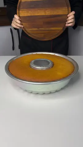 #creatorsearchinsights  مواد لازم تخم مرغ ۶ عدد درشت یا ۷ تا ریز وزن تخم مرغ با پوست (۳۹۰ تا ۴۲۰ پودر قند یا شکر دانه ریز ۳۳۰ گرم شیر ۳۶۰ گرم کره ۷۵ گرم روغن مایع ۷۵ گرم آرد: ۴۲۰ گرم بیکینگ پودر ۳ قاشق چای خوری وانیل یک دوم قاشق چایخوری مواد لازم برای تهیه روغن جدا کننده خونگی آرد: ۵۰ گرم روغن جامد یا روغن نیمه جامد یا کره ۵۰ گرم روغن مایع ۵۰ گرم طرز تهیه روغن جامد روغن مایع و آرد رو با همزن میزنیم تا کاملا یکدست شه و حجم بگیره. روغن جدا کننده رو داخل ظرف دردار ریخته و در یخچال نگه داری میکنیم و موقع استفاده کل قالب رو باهاش چرب میکنیم چند تا نکته هم بگم زمانی که تخم مرغها و پودر قند و وانیل رو با همزن میزنید یکی دو بار دیواره ی ظرف رو با لیسک دورگیری کنید تا مواد خوب با هم ترکیب بشن وقتی شیر و کره رو داخل ماکروفر یا روی بخار کتری گذاشتید تا کره ذوب بشه اجازه بدید از داغی بیفته و ولرم بشه و بعد به موادتون اضافه کنید. آرد و بیکینگ پودر رو کم کم و با الک و طی دو سه مرحله اضافه کنید و با لیسک خیلی آروم و دورانی هم بزنید تا یکدست بشه و گلوله ای از آرد داخلش باقی نمونه حتما قالب رو با روغن جدا کننده کاملا چرب کنید. مواد رو مثل من به صورت چرخشی داخل قالب بریزید و از یک نقطه رو داخل قالب نریزید چون این کار باعث میشه پف کیک بخوابه قطر قالب من ۳۰ سانت و ارتفاعش ۸ سانته. قالب رو داخل فر از قبل گرم شده با دمای ۱۸۰ درجه به مدت تقریبی یک ساعت بذارید. اگه ازین پست خوشت اومد حتما با لایک و کامنت و ارسال برای دوستات ازم حمایت کن #fürdich  #پشتون_تاجیک_هزاره_ازبک_زنده_باد🇦🇫  #iran  #tuktok 