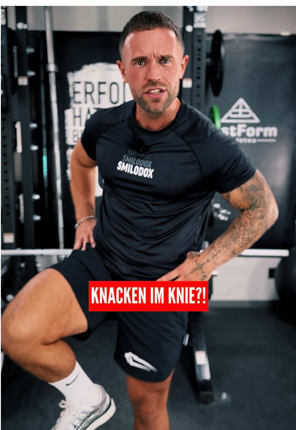 🔺KNACKEN IM KNIE🔺 Knie knackt oder knirscht? Erstmal entspannt bleiben – Geräusche können normal sein und müssen nichts Schlimmes bedeuten. Sie können von mehr Spannung im Muskel-/Fasziengewebe kommen oder können durch relative Schwächen/Koordination entstehen. Gleichzeitig kann so eine länger anhaltende Dysbalance die Last auf Sehnen/Knorpel erhöhen und damit vorzeitigen Verschleiß begünstigen – kann, nicht muss. Mini-Routine, die helfen kann: • Beinschwünge 2×30–45 s/Seite – kann die Faszien-Gleitfähigkeit verbessern • Airplane 2–3×6–8/Seite – kann Hüfte & Hamstrings koordinativ freimachen • Cossack Slides 2–3×6–10/Seite – breiter Stand, Gewicht seitlich verlagern, belastete Ferse unten, andere Zehen hoch, gerne mit Socken/Slidern – kann Spannung aus den Adduktoren nehmen & Laterallinie wach machen • Wippende Ausfallschritte 2–3×12–20/Seite – kleine Range unten – können Hüftbeuger öffnen & vorn Kraft aufbauen • Zehenspitzen-Kniebeugen 3×10–15 im schmerzfreien Bereich – können den Quadrizeps sinnvoll aktivieren Regel: ruhig atmen, nichts festhalten, stechender Schmerz = Abbruch. 3–5×/Woche über ein paar Wochen kann spürbar was verändern. Warnzeichen: deutliche Schwellung, Hitze, Blockieren, frisches Trauma oder anhaltende Schmerzen → bitte abklären. Hinweis: allgemeine Info, ersetzt keine individuelle Diagnostik. #knie #knieschmerzen #crepitus #faszien #mobility          