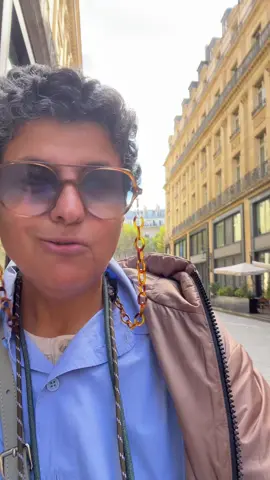 سبحان الله أكتوبر في باريس طقس جميل وغريب في نفس الوقت .. إذا كان الجو مشمس يكون حر وإذا كان غيم يكون مره برد .. يمديكم! ✨ هلا الجريّد