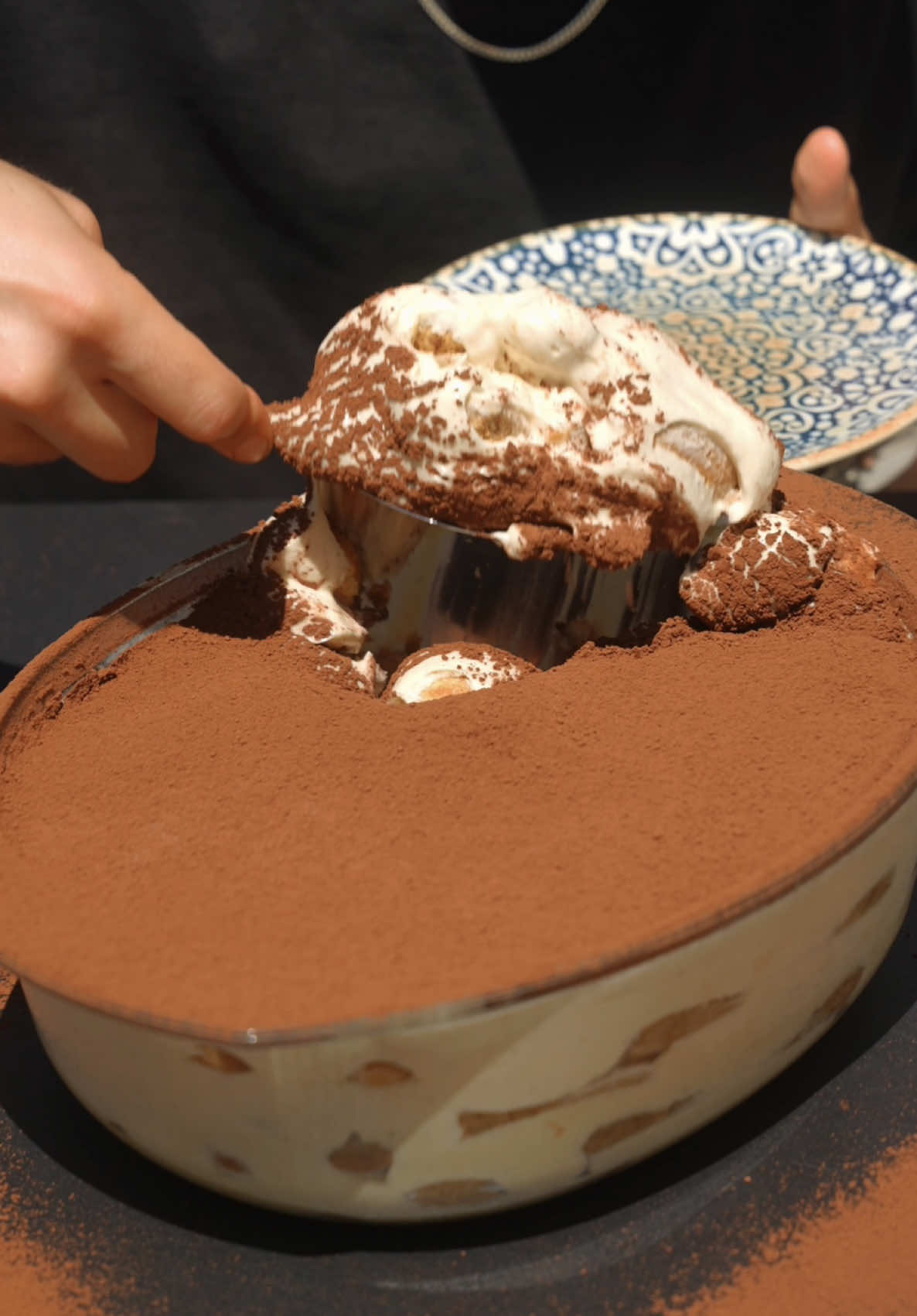 טירמיסו קטלני ומי שלא אוהב בכיין . מרכיבים - 6 חלמונים 150 גרם סוכר 250 מל שמנת מתוקה להקצפה כף מחית וניל 500 גרם גבינת מסקרפונה כף אינסטנט פודינג בישקוטים מתכון -  1. ניקח סיר עם מים ונשים על הגז, נשים קערה מעל וניצור בן מארי - נוסיף את החלמונים והסוכר ונערבב עד להמסה מלאה של הסוכר 2. נקציף שמנת מתוקה עם מחית וניל ומעט אינטסנט פודינג ליצירת קצפת, לאחר מכן נוסיף גבינת מסקרפונה ונערבל שוב עד ליצירת קרם 3. נוסיף את קרם החלמונים ונקפל עד ליצירת תערובת אחידה 4. ניקח תבנית ונפזר בסקוטים טבולים באספרסו ומעל כל שכבה קרם, לבסוף נפדר אבקת קקאו