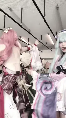 Someone do a compilations of mineko throwing back omg lmaoaoao🫣 @mineko ✧ ⋆  #cosplay #GenshinImpact #fyp #mizuki #yaemiko @GenshinImpact_En 